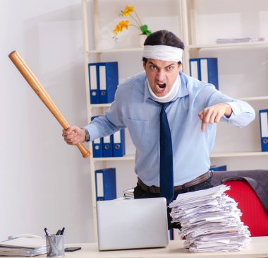 Ofiste çalışan yaralı genç adam.