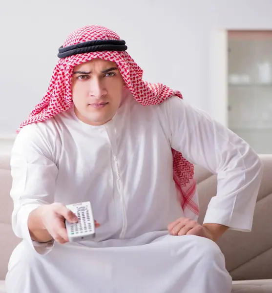 Jeune Homme Arabe Regardant Télévision Assis Sur Canapé — Photo