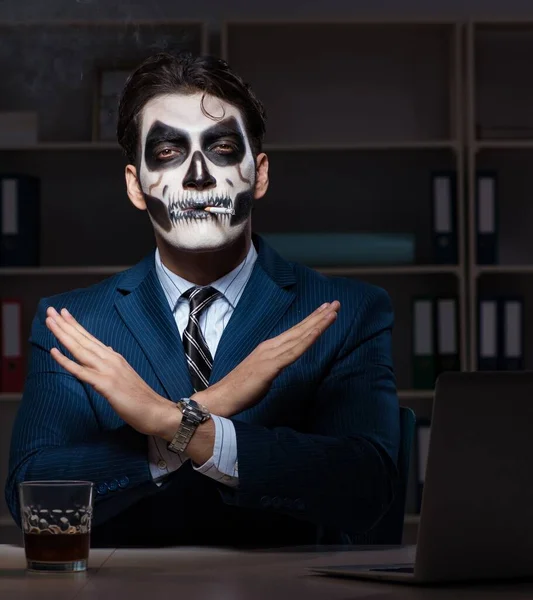 Korkunç Maskeli Adamı Ofiste Geç Saatlere Kadar Çalışıyor — Stok fotoğraf