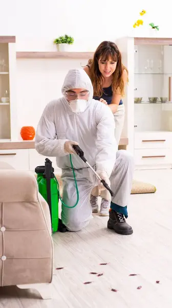 Young Professional Contractor Doing Pest Control Flat — Stock Photo, Image