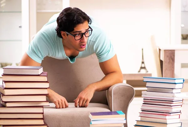 Der Männliche Student Mit Vielen Büchern Hause — Stockfoto