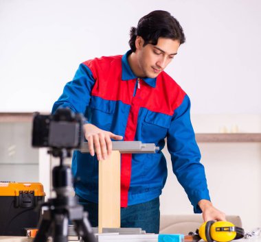 Genç müteahhit blogu için video kaydediyor.