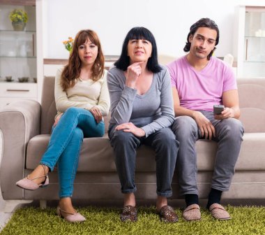 Aile sorunları konseptinde genç aile ve kaynana.