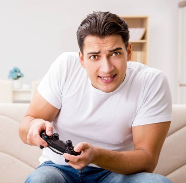 Bilgisayar oyunlarına bağımlı olan adam.