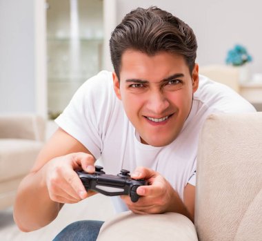 Bilgisayar oyunlarına bağımlı olan adam.