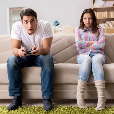 Bilgisayar oyunları bağımlılığından muzdarip genç aile