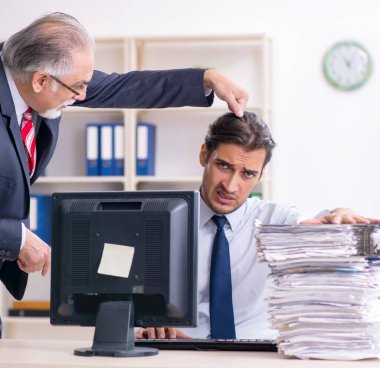 Eski patron ve genç çalışan ofiste.