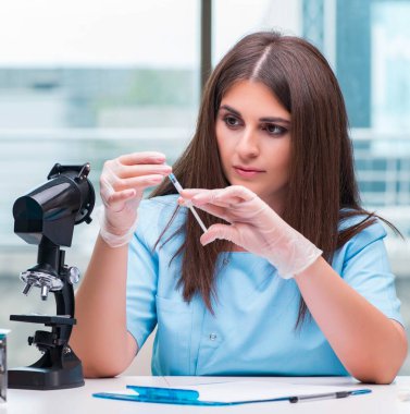 Laboratuvarda çalışan genç bayan doktor.