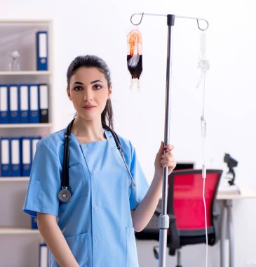 Enfüzyon konseptinde genç bayan doktor.