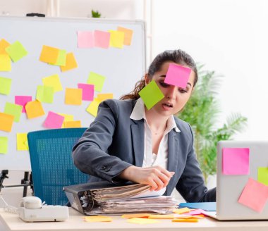 Çelişkili öncelik kavramında çalışan genç bayan.