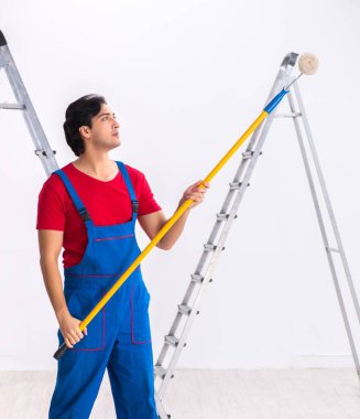 İçeride çalışan yakışıklı müteahhit.