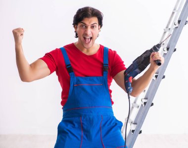 İçeride çalışan yakışıklı müteahhit.