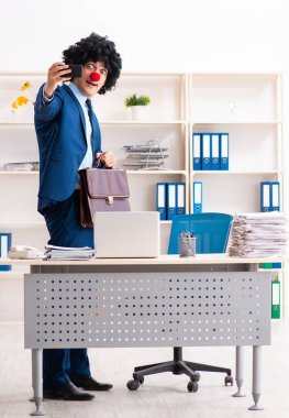 Ofiste çalışan genç palyaço işadamı.