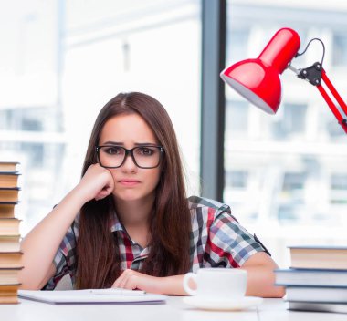 Üniversite sınavlarına hazırlanan genç bayan öğrenci.