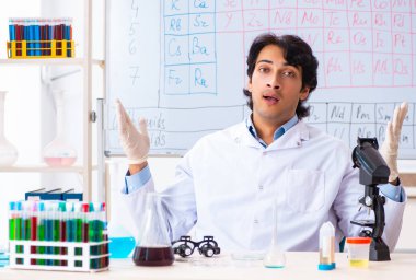 Laboratuvarda çalışan genç kimyager.