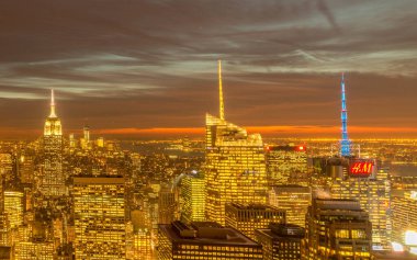 New York - 20 Aralık 2013: Aşağı Manhattan 'ın 20 Aralık' ta New York, ABD 'de görülmesi. New York 'ta en iyi gece manzarası var.