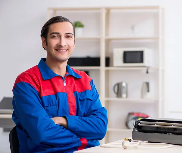 Jovem Reparador Reparando Condicionado Centro Garantia — Fotografia de Stock