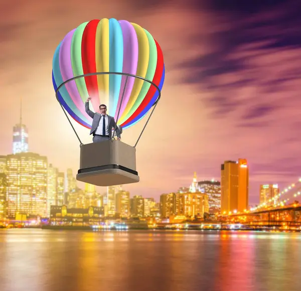 挑戦の概念で気球に乗って飛んでいるビジネスマン — ストック写真