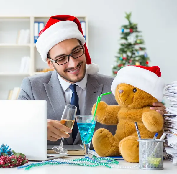 Młody Biznesmen Świętujący Boże Narodzenie Biurze — Zdjęcie stockowe