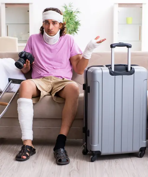 Joven Herido Preparándose Para Viaje — Foto de Stock
