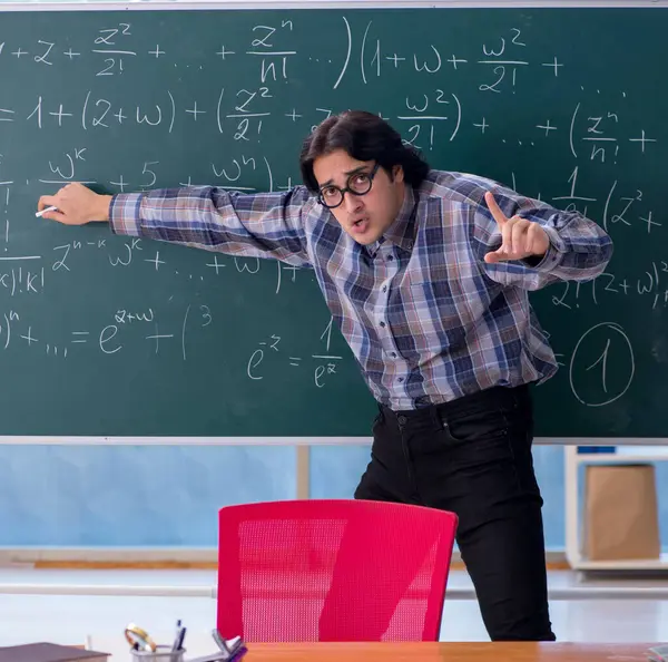 Der Junge Lustige Mathelehrer Vor Der Tafel — Stockfoto
