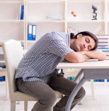 Genç erkek öğrenci evde sınavlara hazırlanıyor.