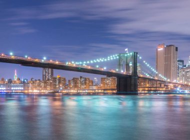 Manhattan ve Brooklyn Köprüsü 'nün gece manzarası