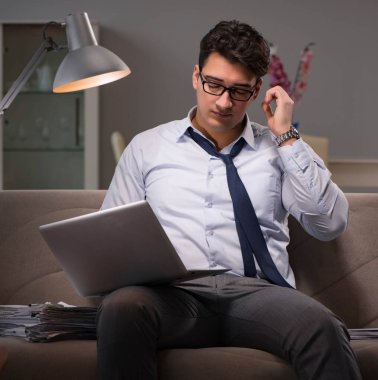 İşadamı evde geç saatlere kadar çalışıyor.