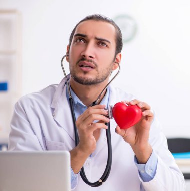 Klinikte çalışan yakışıklı genç bir doktor.