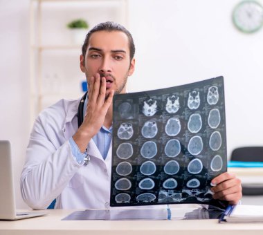 Klinikte çalışan yakışıklı genç bir doktor.