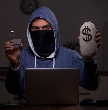 Erkek hacker ofiste güvenlik duvarını geç saatte hackliyor.