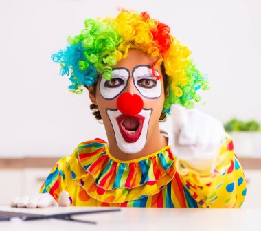 Erkek palyaço evde performansa hazırlanıyor.