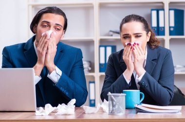 İşyerinde acı çeken iki çalışan.