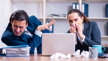 İşyerinde acı çeken iki çalışan.