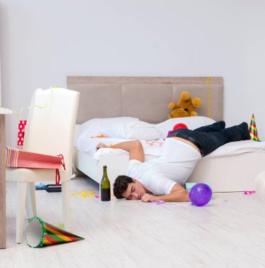 Yoğun partiden sonra evdeki adam.