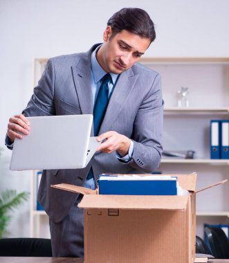 Genç erkek çalışan işinden kovuldu.