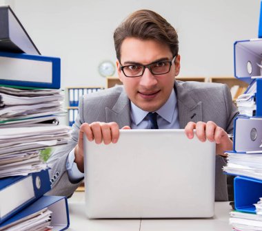 Yoğun iş adamı aşırı çalışma nedeniyle stres altında.