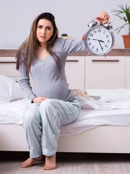 Yatak Odasındaki Genç Hamile Kadın — Stok fotoğraf