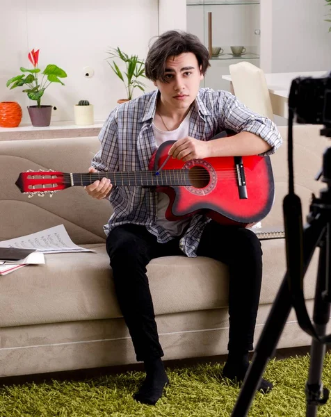 Jonge Gitarist Neemt Video Voor Zijn Blog — Stockfoto