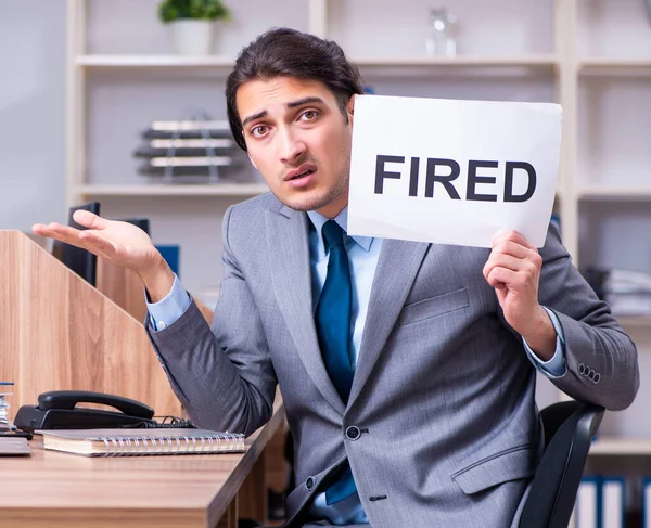 Jovem Empregado Ser Despedido Seu Trabalho — Fotografia de Stock