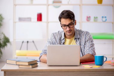 Salgın sırasında evden çalışan genç bir serbest çalışan.