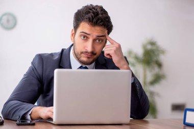 Ofiste çalışan genç bir çalışan.