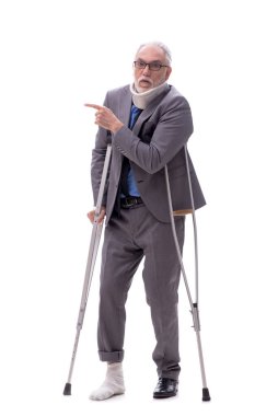 Eski erkek patron araba kazasından sonra beyazda izole edilmiş.