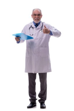 Yaşlı doktor beyazı izole etti.