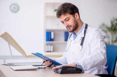 Hastanede çalışan genç bir doktor.