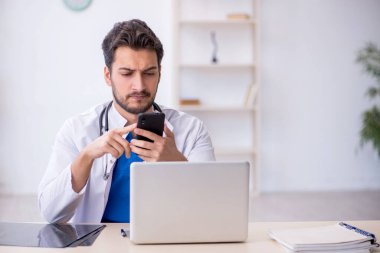 Teletıp konseptinde genç doktor