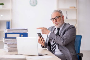 Old employee unhappy with excessive work at workplace