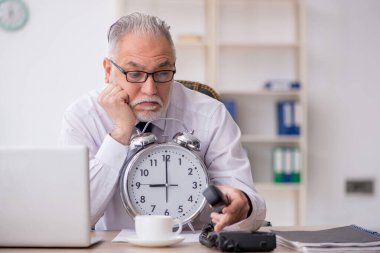 Zaman yönetimi konseptinde eski bir çalışan