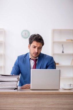 Ofiste çalışan genç bir çalışan.