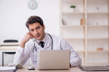 Teletıp konseptinde genç doktor